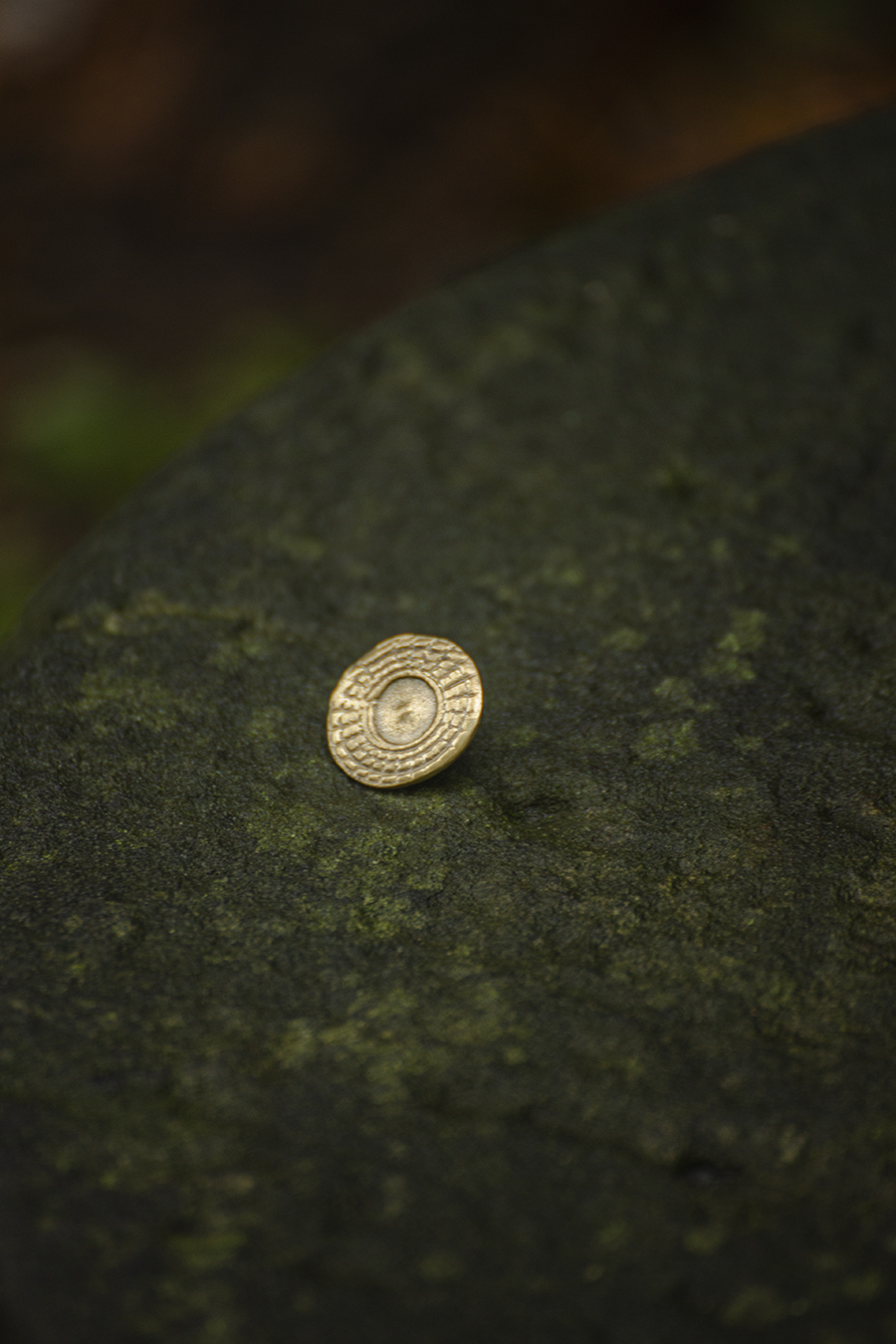 Gelia button bronze